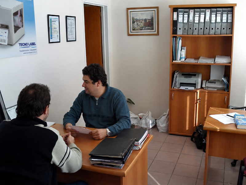 Gerente de ventas asesorando.